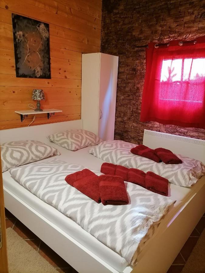 Apartma Suzy Pobegi Buitenkant foto