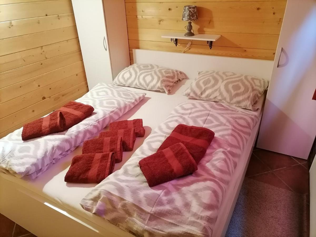 Apartma Suzy Pobegi Buitenkant foto